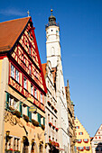 Kirchengebäude und Gebäude mit Spitzdach vor blauem Himmel; Rothenburg Ob Der Tauber Bayern Deutschland