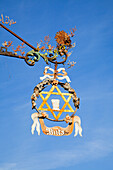 Hängeschild mit goldenem Davidstern vor blauem Himmel; Rothenburg Ob Der Tauber Bayern Deutschland