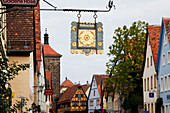 Hängeschild mit einer goldenen Blume auf einer städtischen Straße; Rothenburg Ob Der Tauber Bayern Deutschland