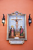 Bild einer religiösen Szene mit Jesus am Kreuz; Jerez De La Frontera Andalusien Spanien