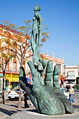 Skulptur einer großen Hand, die eine menschliche Figur hält; Chiclana De La Frontera Andalusien Spai