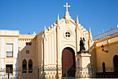 Vorderseite eines Kirchengebäudes mit einem Kreuz auf der Dachspitze; Chiclana De La Frontera Andalusien Spanien