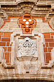 Verziertes Design auf einer Backsteinmauer; San Fernando Andalusien Spanien