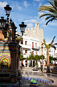 Ein Wasserbrunnen und Palmen in der Stadt; Vejer De La Frontera Andalusien Spanien