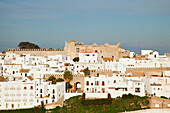 Stadtbild aus weißen und braunen Gebäuden vor blauem Himmel; Vejer De La Frontera Andalusien Spanien
