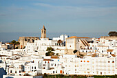 Stadtbild mit weißen und braunen Gebäuden; Vejer De La Frontera Andalusien Spanien