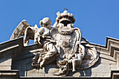 Ein königliches Schild am Alcala-Tor, gestützt von einem Kind; Madrid Spanien