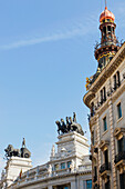 Quadrigas auf dem Dach des Banco De Bilbao-Gebäudes (Statue von vier Pferden, die einen zweirädrigen Wagen ziehen); rechts das Gebäude des Palacio De La Equitativa; Madrid Spanien