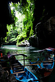 Boote auf einem Fluss; Grüner Canyon Pangandaran Java Indonesien