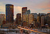 Bunte Skyline der Stadt Calgary bei Sonnenuntergang an einem Wintertag; Calgary Alberta Kanada