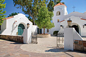 Kirche mit weißgetünchtem Gebäude und Steinzaun; Chacras De Coria Mendoza Argentinien
