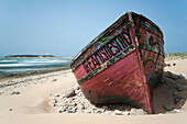 Ein verwittertes Holzboot am Strand; Kap Trafalgar Andalusien Spanien
