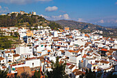Typisches weiß getünchtes Bergdorf mit Burg; Monda Provinz Malaga Spanien