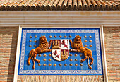 Wappen von Pedro I dem grausamen König von Kastilien über dem Haupteingang des Parador Alcazar Del Rey Don Pedro; Carmona Provinz Sevilla Spanien