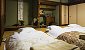 Drei Futons Betten bereit für die Nacht in einem traditionellen japanischen Haus; Nara, Japan