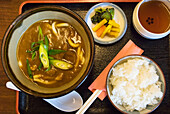 Japanische Mahlzeit mit Suppe, Reis und Tee; Nara, Japan