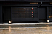 Traditionelles dunkles Holzgebäude; Kyoto, Japan