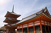 Pagode und rotes Gebäude; Kyoto, Japan