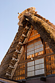 Nahaufnahme des Strohdachs eines traditionellen japanischen Dorfhauses; Shirakawa, Gifu, Japan