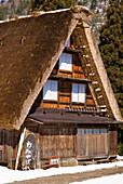 Traditionelles japanisches Dorfhaus mit Strohdach; Shirakawa, Gifu, Japan