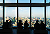 Menschen in Silhouette beobachten den Tokyo Tower von der Aussichtsplattform der Rappongi Hills; Tokyo, Japan
