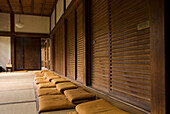 Reihe von Zen-Meditationskissen in einem japanischen Tempel; Kyoto, Japan