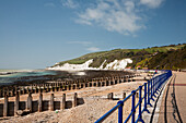 Promenade, Groynes und Beachy Head; Eastbourne, Sussex, England