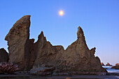 Mond über Felsformationen bei Ebbe, Bandon Beach; Oregon, Vereinigte Staaten Von Amerika
