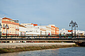 Eine Brücke, die einen Fluss überquert; Chiclana De La Frontera, Andalusien, Spanien