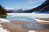 Das Fairmont Chateau Lake Louise in Kanadas malerischer Rocky Mountain Range; Lake Louise, Alberta, Kanada