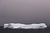 Ein Eisberg im Südpolarmeer; Antarktis
