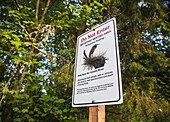 Ein Schild über nistende Küstenvögel im Cowichan Valley auf Vancouver Island; British Columbia Kanada