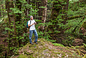 Ein Mann ist von der Natur umgeben im Cowichan-Tal auf Vancouver Island; British Columbia Kanada