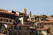 Wohngebäude vor einem blauen Himmel; Ventimiglia Italien