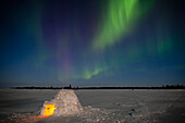 Iglu und Polarlichter im Wapusk National Park; Manitoba Kanada