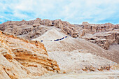 Eine Gruppe von Menschen, die einen Pfad an der antiken Festung Masada hinaufgehen; Israel