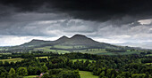 Landschaft unter dunklen Gewitterwolken; Scott's View Scottish Borders Schottland