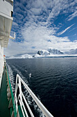 Blick auf die verschneite Küste vom Deck eines Schiffes; Antarktis