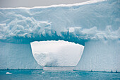 Eisberg mit einem Loch darin; Antarktis