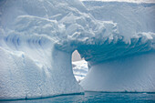 Eisberg mit durchgehendem Loch; Antarktis