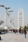 Fußgänger auf einem Gehweg mit einzigartiger Architektur, gebaut für die Olympischen Sommerspiele; Beijing China