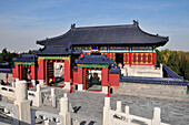 Buntes Gebäude mit traditioneller chinesischer Architektur; Peking China