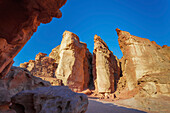 Sandsteinformationen namens Salomons Säulen am Berg Timna vor blauem Himmel; Timna Park Arabah Israel