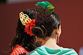 Frau mit geschmückten Frisuren für die April-Messe; Sevilla Andalusien Spanien