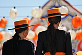 Frauen mit Hüten für die April-Messe; Sevilla Andalusien Spanien