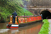 Vereinigtes Königreich, England, Llangollen Canal, Schmales Boot bei der Einfahrt in einen Tunnel