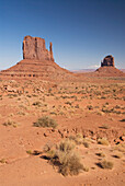 Arizona, Navajo Tribal Park, Monument Valley, Blick auf die East und West Mitten Buttes in der Wüste.