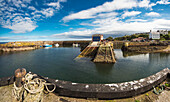 Rampen und Stufen, die aus dem Wasser des Hafens führen; St. Abb's Head Scottish Borders Schottland