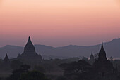 Birma (Myanmar), Bagan, Silhouetten von Tempeln bei Sonnenuntergang.