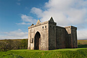 Vereinigtes Königreich, Schottland, Hermitage Castle in der Nähe von Newcastleton ist nur noch halbruiniert und im Sommer für die Öffentlichkeit zugänglich.